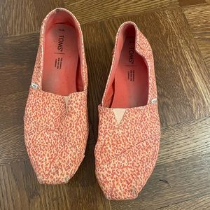TOMS size 10 | alpergatas | orange spot print